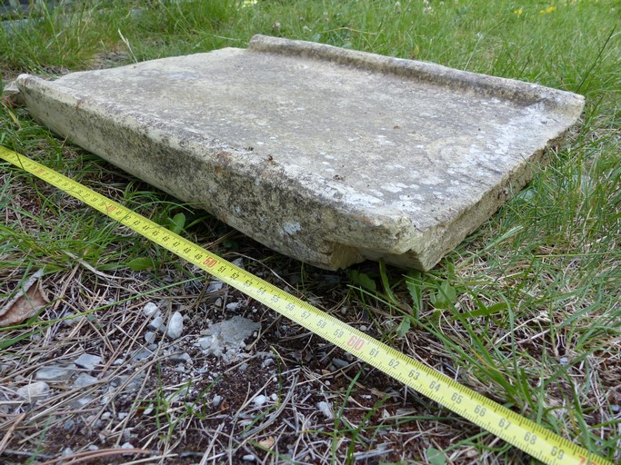 Tegulae trouvée au quartier du moulin. Vue du dessus, de trois-quart.