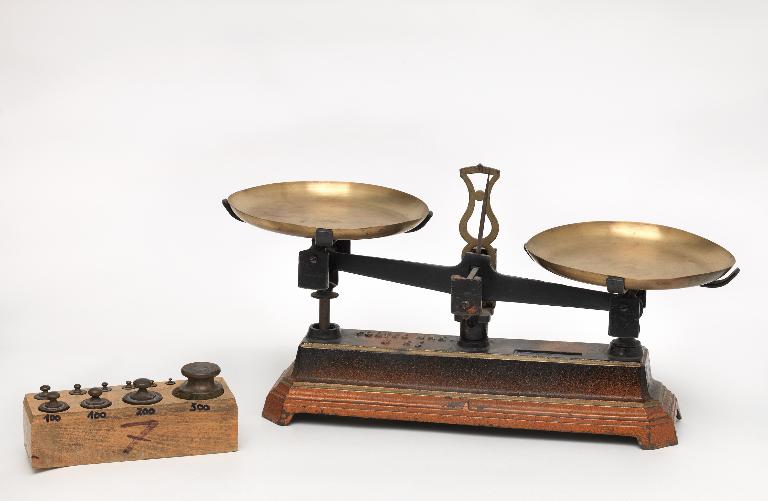 Instrument de mesure des masses : balance de Roberval et poids - Inventaire  Général du Patrimoine Culturel