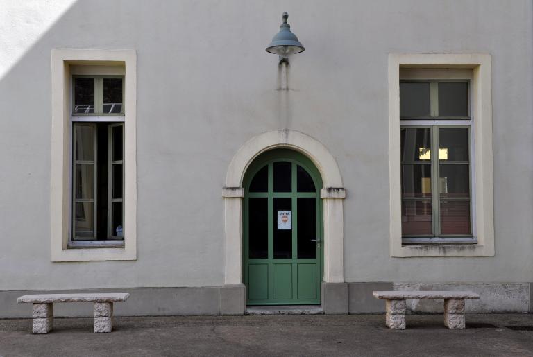 Collège de jésuites, puis institut national, école centrale supplémentaire, école communale secondaire, collège communal et école pratique de commerce et d'industrie, lycée, actuellement collège François-Ponsard