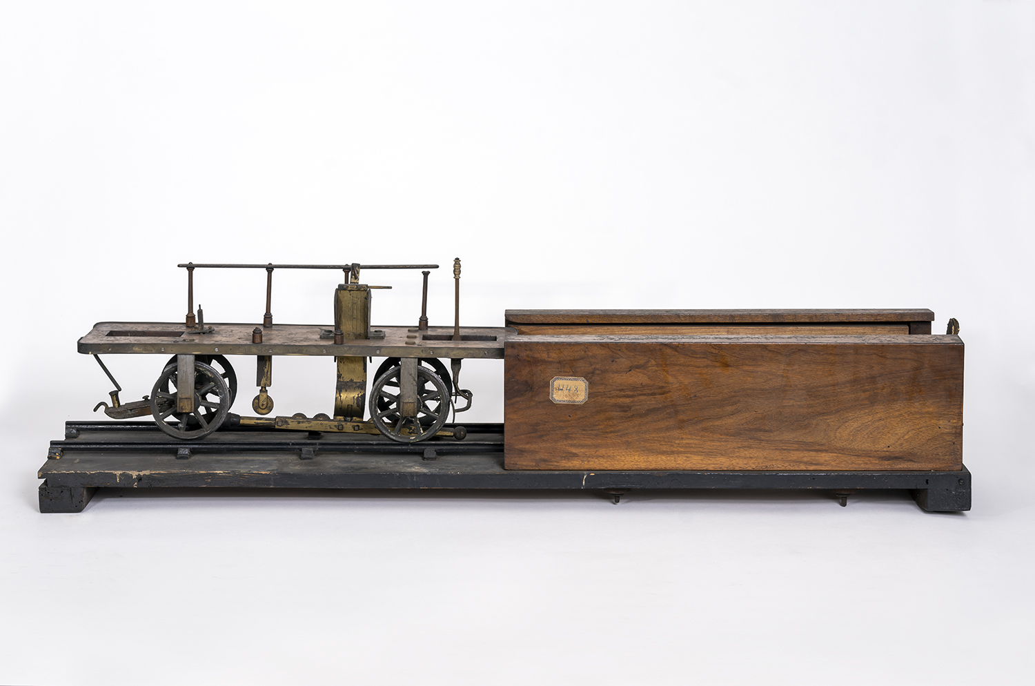 Instrument de démonstration en dynamique des solides : chemin de fer atmosphérique, modèle réduit de draisine (?)