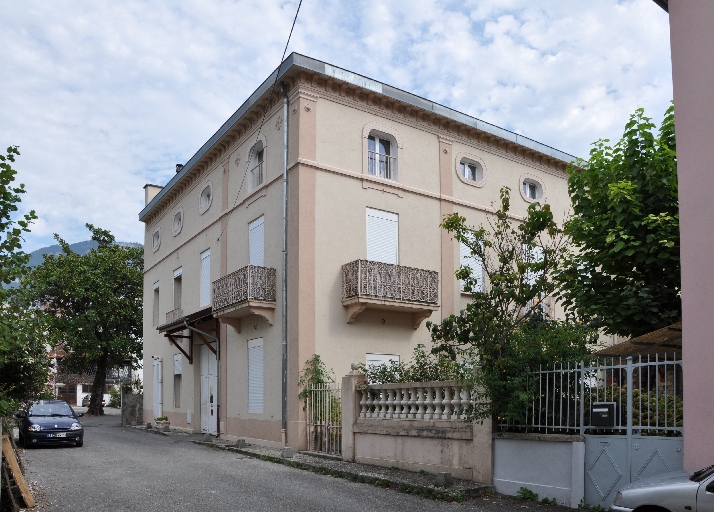 Atelier et logement d'ouvriers, entreprise de plâtrerie Rosset, actuellement immeuble, meublés Poussin