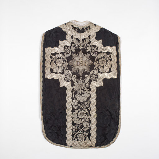 Ornement noir : chasuble, étole, étole diaconale, deux manipules, voile de calice