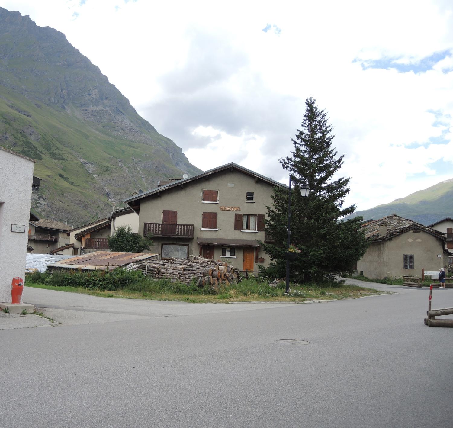 Ensemble de maisons de la reconstruction à Bessans