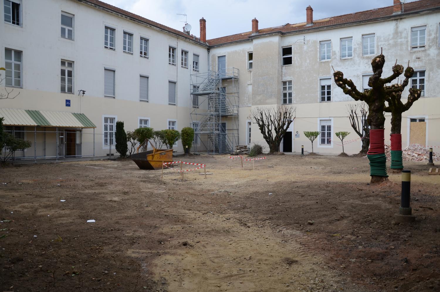 Collège de jésuites, puis école centrale, école secondaire communale, lycée impérial, lycée de garçons, actuellement lycée Lalande