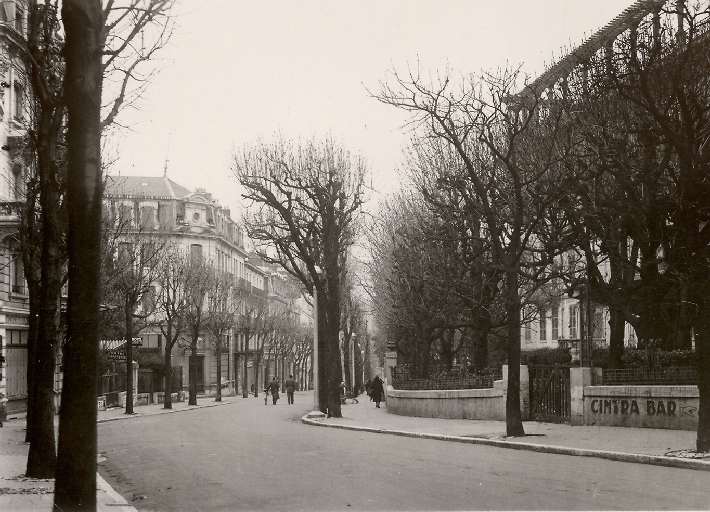Avenue de la Gare, puis avenue des Thermes, puis avenue Charles-de-Gaulle