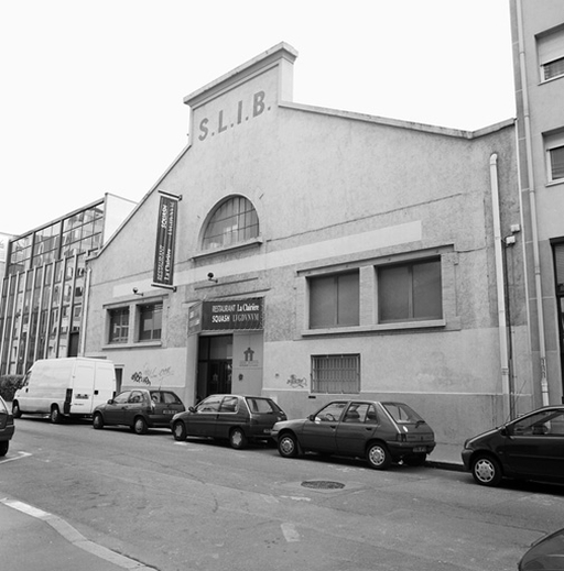 Usine de fabrication de matériaux de construction Chevrot et Deleuze puis SLIB actuellement édifice sportif dit squash lugdunum