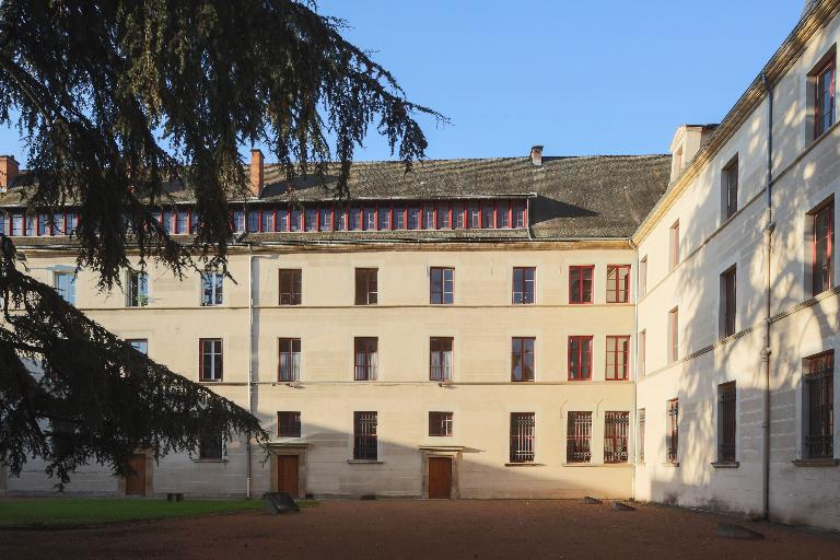 Manoir de Chènevoux, puis collège de jésuites, puis école centrale, puis lycée de garçons, actuellement lycée d'enseignement secondaire Jean-Puy