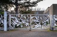 Sculpture : Mur claustra, porte et portillons