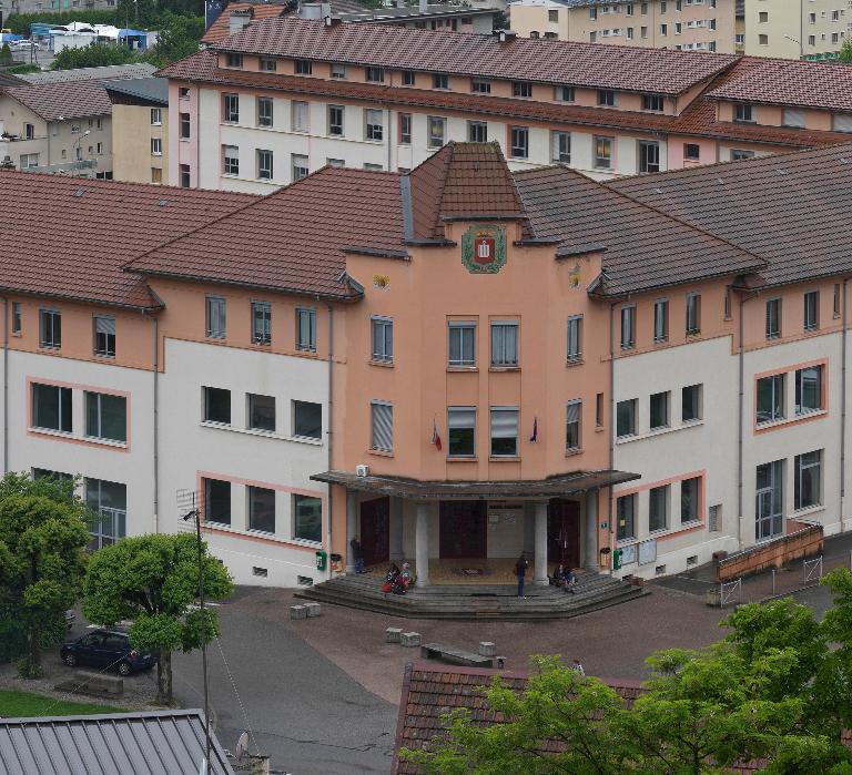 Groupe scolaire de Montroux, puis Cité technique, actuellement lycée d'enseignement général, technologique et professionnel René-Perrin