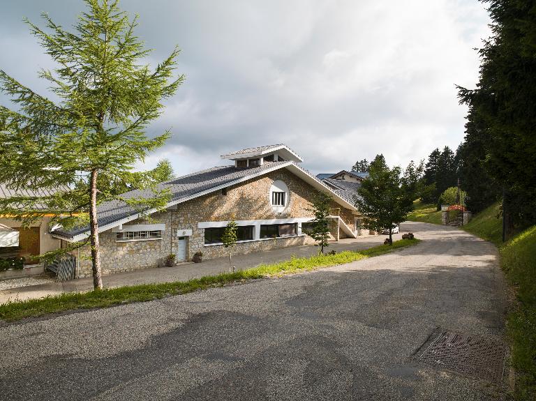 Gare d'arrivée du chemin de fer à crémaillère du Revard, puis supérette La Crémaillère, actuellement colonie de vacances de la ville de Pantin dit Centre La Crémaillère