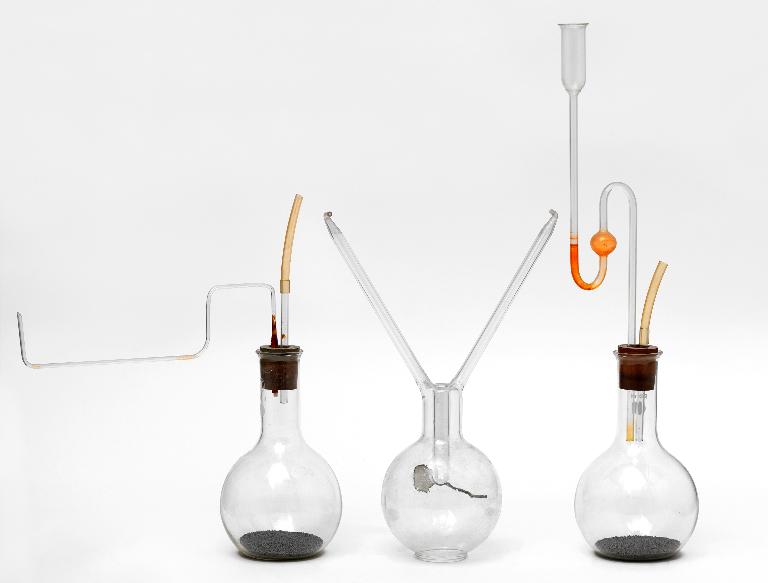 Ensemble de trois vases de laboratoire, tubes et bouchons