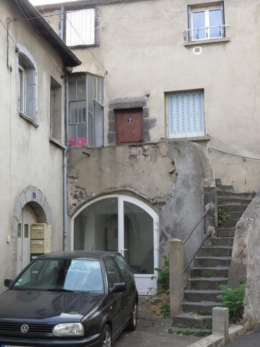 Escalier à quartier-tournant, perpendiculaire à la façade et maçonné : Aubière, 2 rue de la République