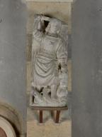 Statue : saint Michel terrassant le démon.