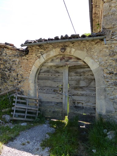 Portail de la cour, vue prise du nord.