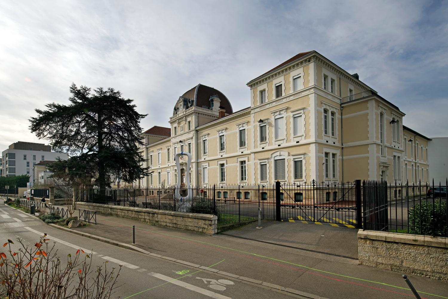 Hôpital, hospice de vieillards et garderie d'enfants, puis collège d'enseignement technique, actuellement lycée polyvalent Frédéric-Faÿs