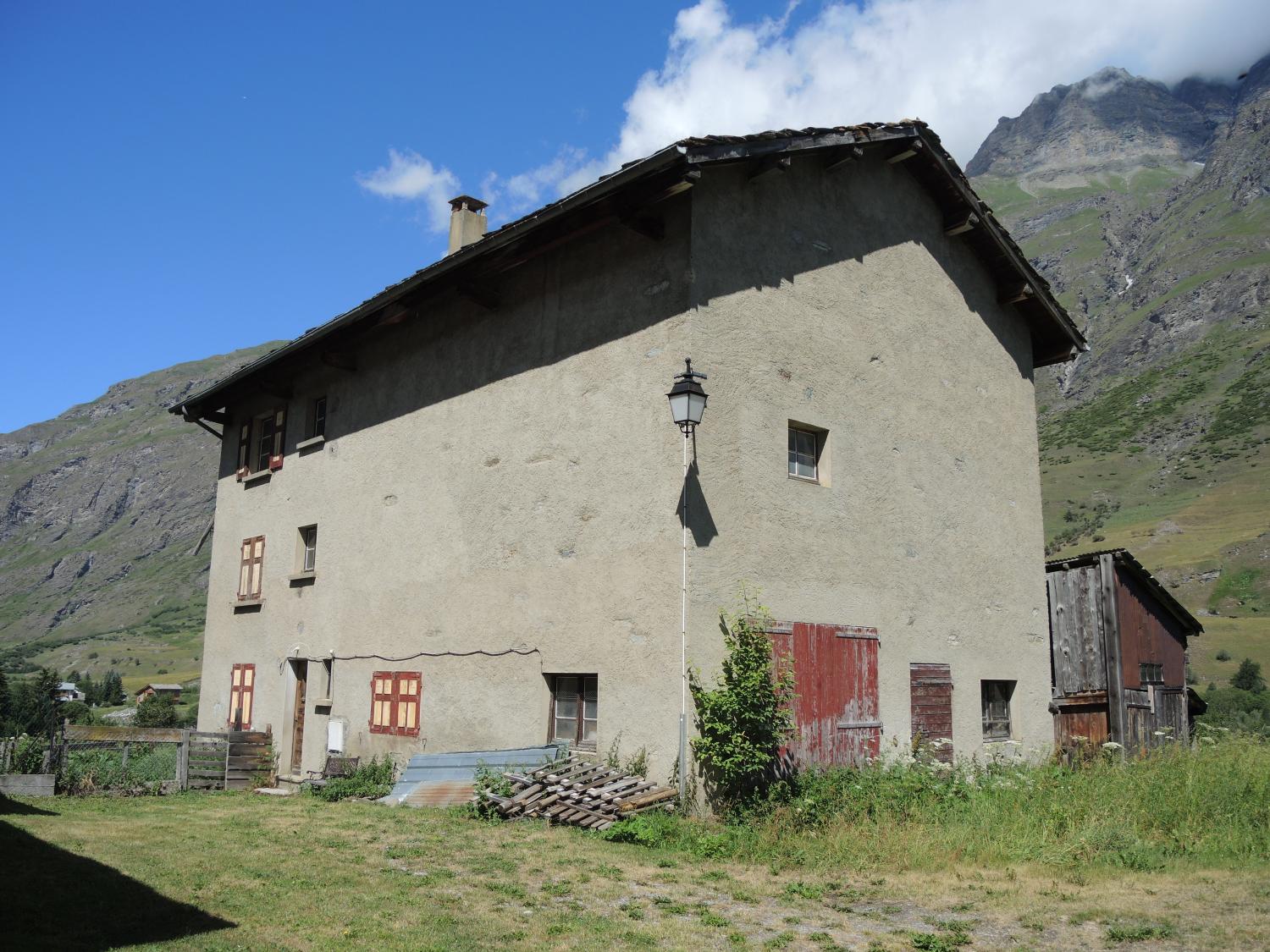 Ensemble de maisons de la reconstruction à Bessans