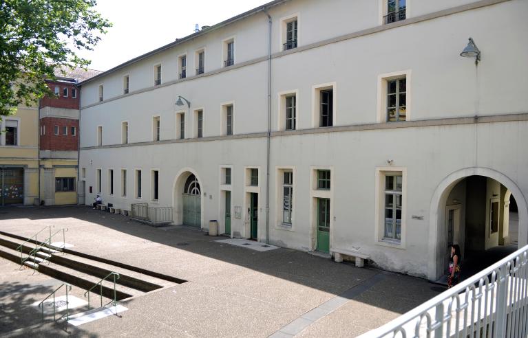 Collège de jésuites, puis institut national, école centrale supplémentaire, école communale secondaire, collège communal et école pratique de commerce et d'industrie, lycée, actuellement collège François-Ponsard