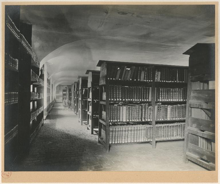 Bibliothèque et médaillier du collège de la Trinité, puis Bibliothèque municipale, puis Tribunal des Prud'hommes et bureaux de la Foire de Lyon, actuellement Centre de documentation et d'information et salles de classe