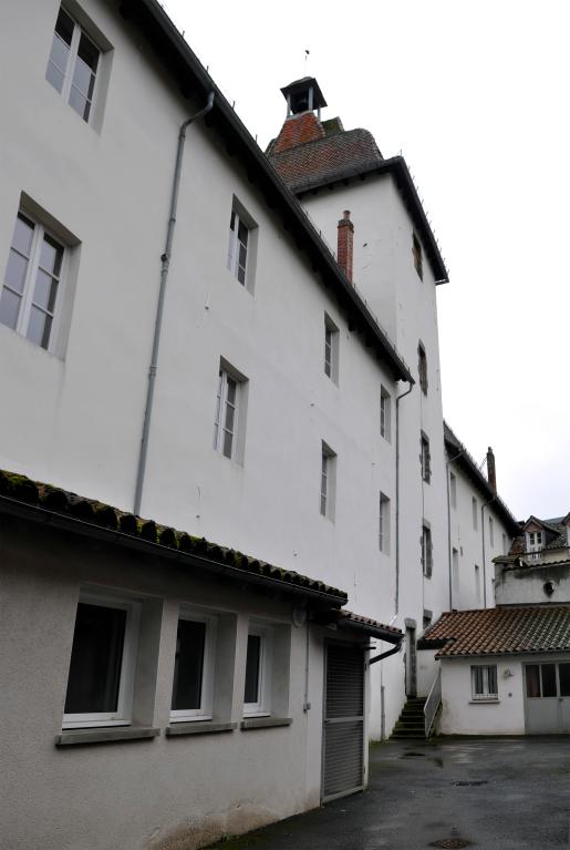 Collège de jésuites d'Aurillac, puis collège communal, lycée de garçons, école primaire supérieure de jeunes filles, collège moderne et technique de jeunes filles, actuellement collège Jeanne-de-La-Treilhe