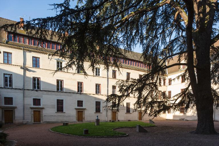 Manoir de Chènevoux, puis collège de jésuites, puis école centrale, puis lycée de garçons, actuellement lycée d'enseignement secondaire Jean-Puy