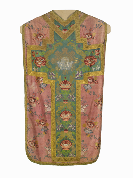 ornement rose : chasuble, étole, manipule