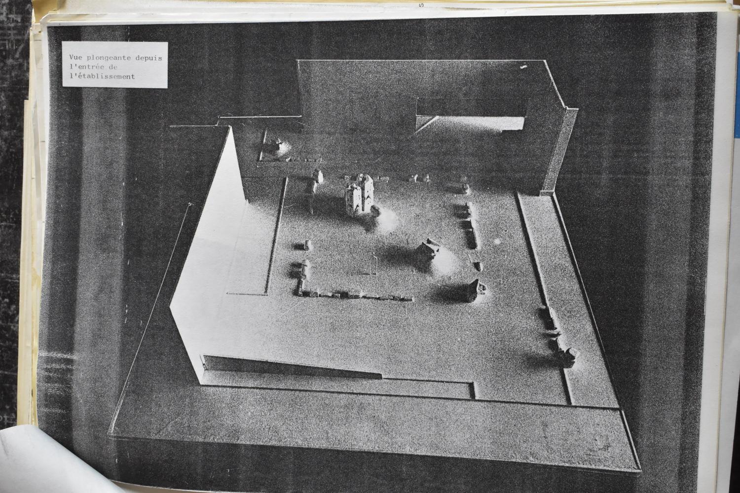 Oeuvre du 1% artistique du lycée professionnel Desaix de Saint-Eloy-les-Mines : ensemble d'éléments sculptés