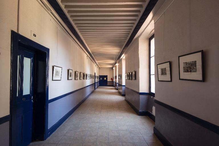 Manoir de Chènevoux, puis collège de jésuites, puis école centrale, puis lycée de garçons, actuellement lycée d'enseignement secondaire Jean-Puy