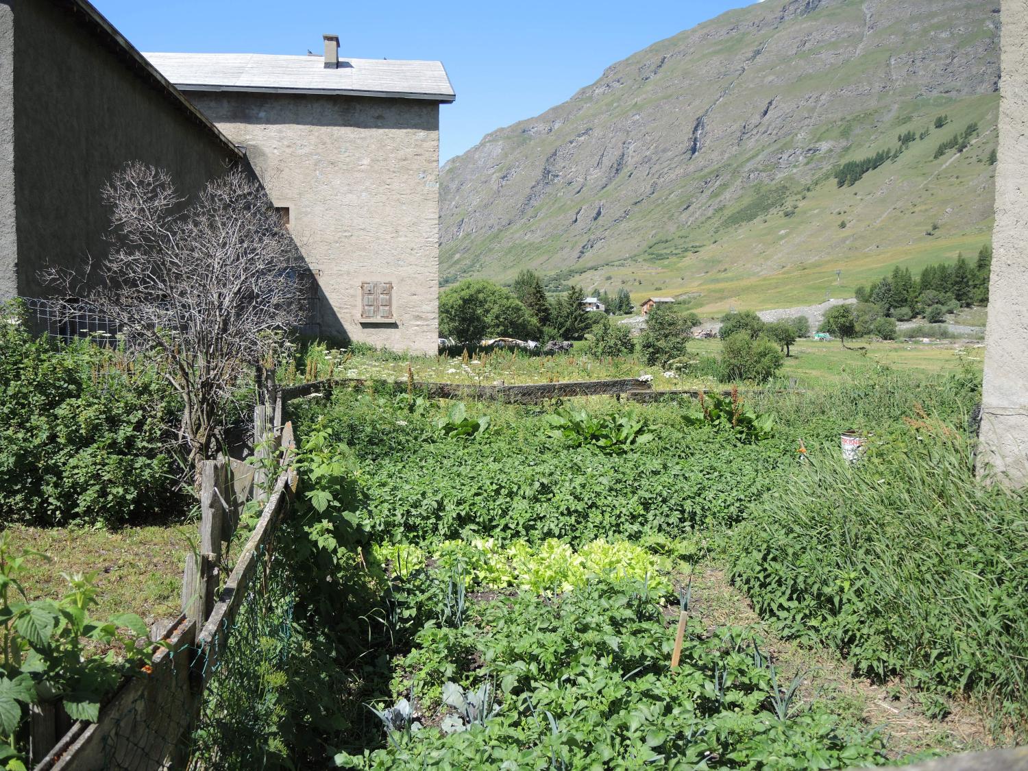 Ensemble de maisons de la reconstruction à Bessans