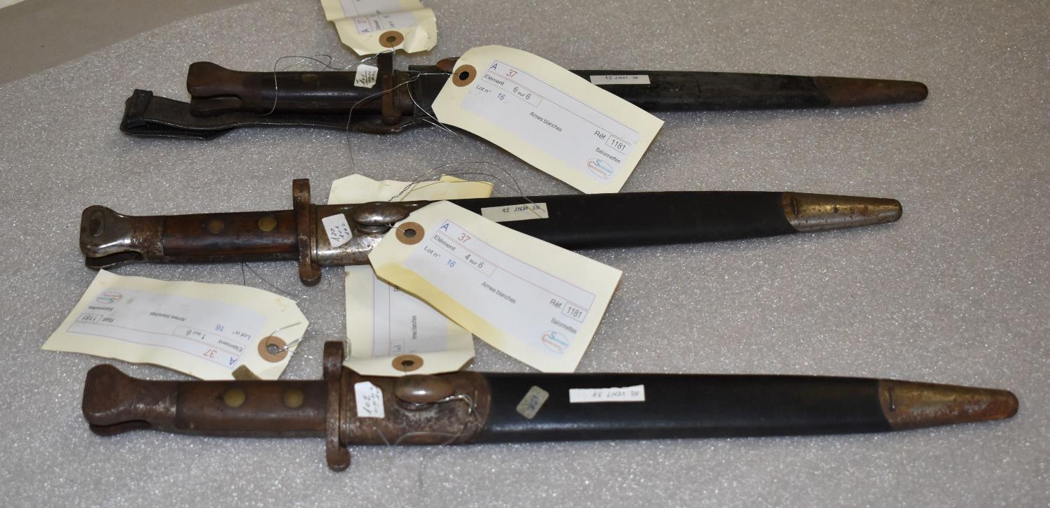 Baïonnette n°3 d'un ensemble de trois baïonnettes et leurs fourreaux