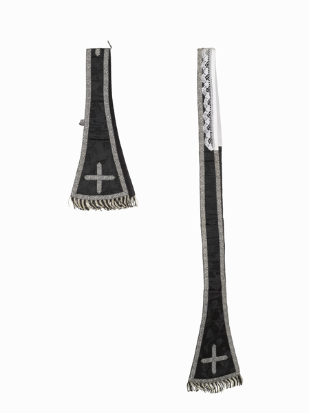 ornement noir : chasuble ; étole ; manipule ; bourse de corporal