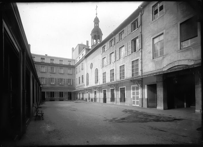 Hôpital et asile d'aliénés dits hospice de l'Antiquaille, puis hôpital Saint-Pothin, actuellement hôpital de l'Antiquaille