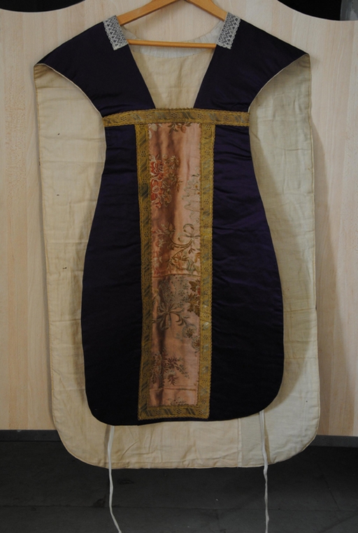 Ornement noir : chasubles (quatre)