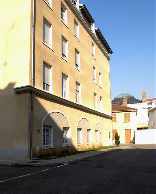 Moulin, puis école secondaire dite l'Ecole Nouvelle, puis immeuble dit Meublés Nicolaï, actuellement Résidence Nicolaï