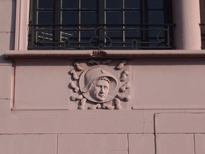 Ensemble de trois bas-reliefs : Danse et portraits d'Auvergne