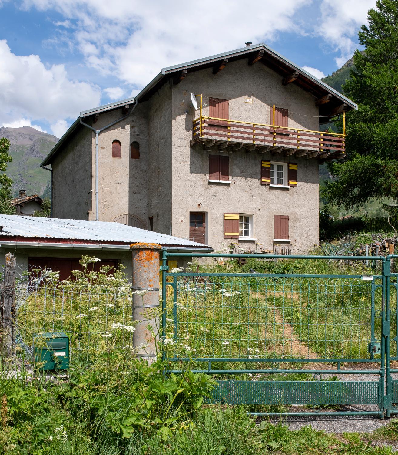 Ensemble de maisons de la reconstruction à Bessans