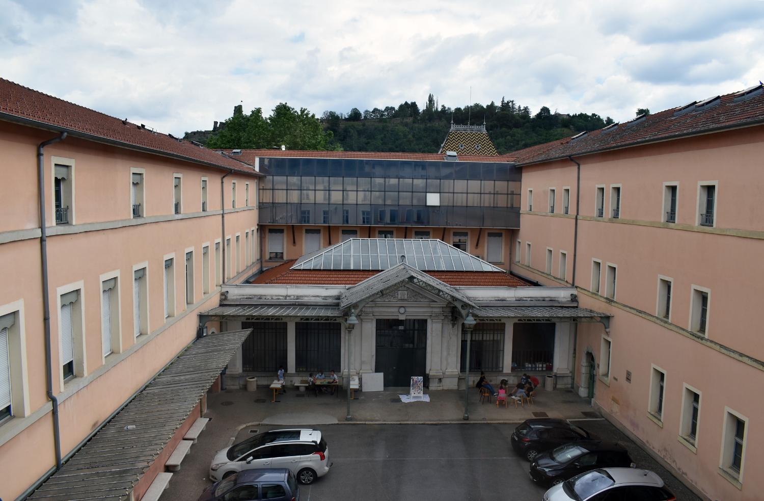 Collège de jésuites, puis institut national, école centrale supplémentaire, école communale secondaire, collège communal et école pratique de commerce et d'industrie, lycée, actuellement collège François-Ponsard