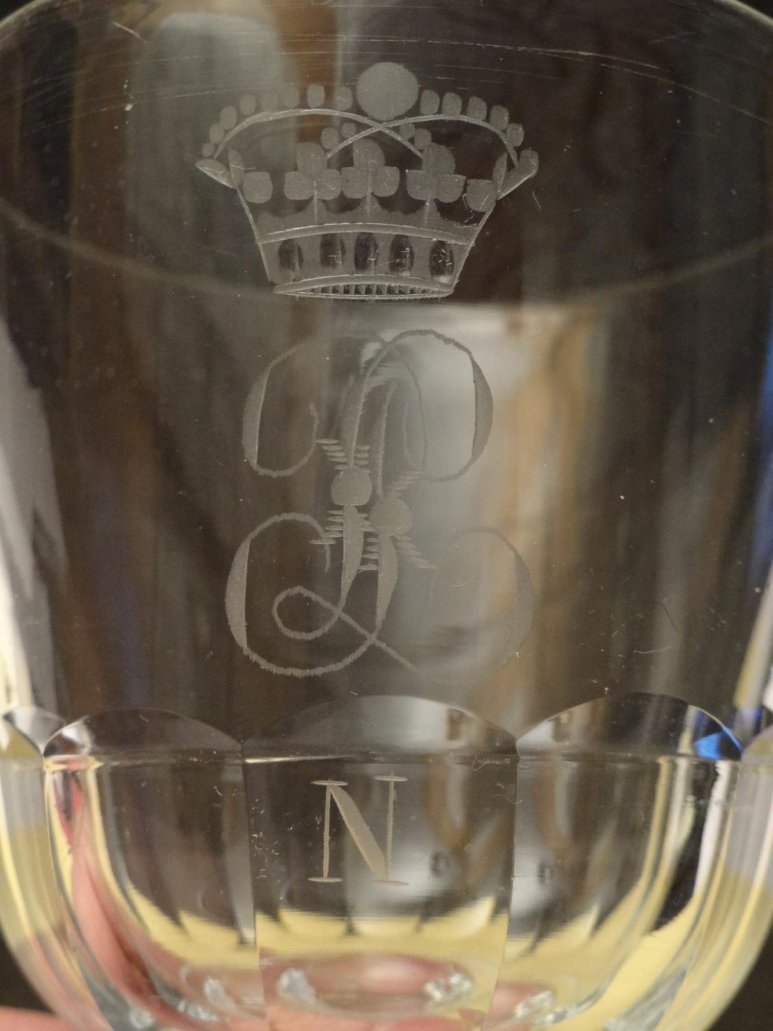 Verre à vin au chiffre de Louis-Philippe pour le château de Neuilly