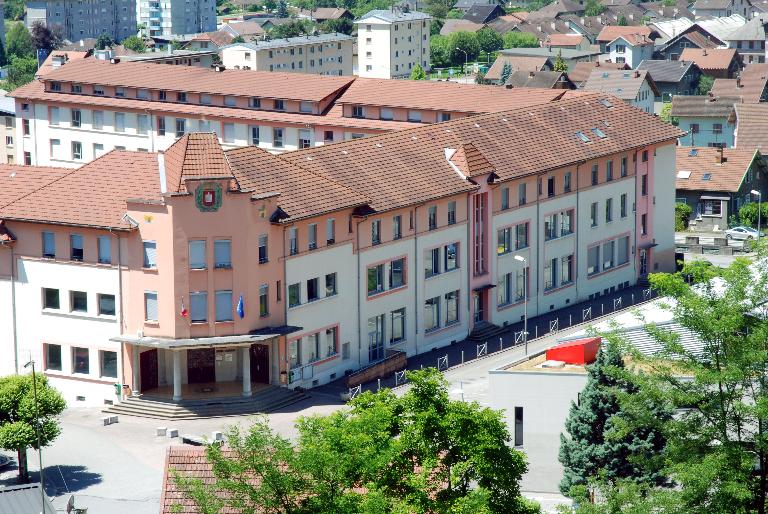 Groupe scolaire de Montroux, puis Cité technique, actuellement lycée d'enseignement général, technologique et professionnel René-Perrin