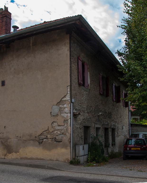 Maison et édifice agricole, actuellement maison (11 chemin des Sources de Saint-Simond)