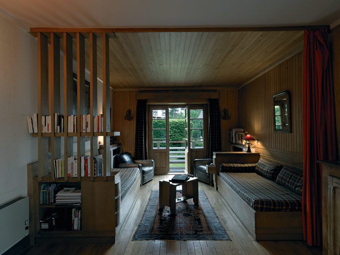 Ensemble du mobilier d'un appartement : étagère-bibliothèque ; armoire ; chaise ; table à manger