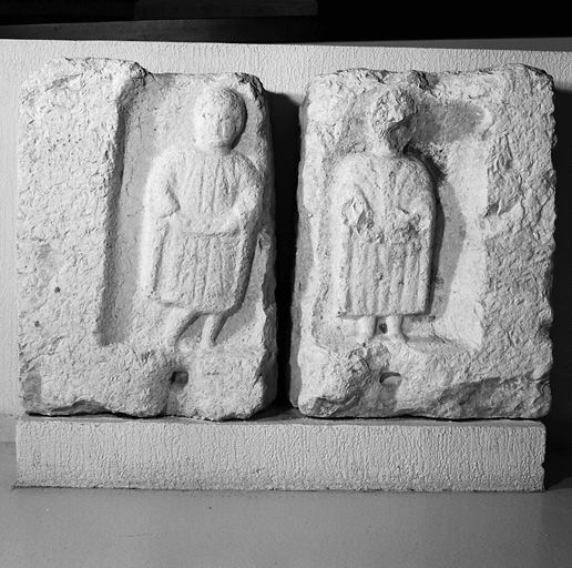 couvent d'observants et couvent de tertiaires franciscaines élisabéthaines,  puis école supérieure vétérinaire, actuellement conservatoire national  supérieur de musique, Bas-relief gallo-romain, trouvé dans les fondations  de l'église du couvent des ...