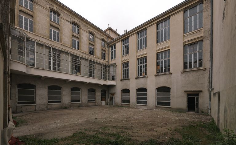 École normale d'institutrices, puis institut de formation des maîtres,  actuellement collège, La cour de l'école primaire annexe : élévation ouest  (préau couvert surmonté de la salle de couture de l'école normale) avec