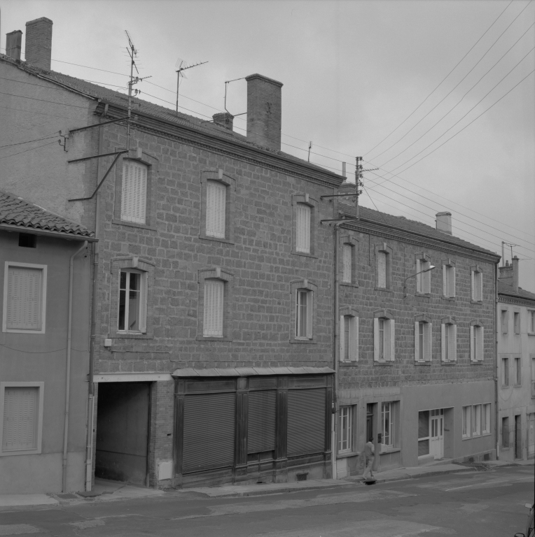 Immeuble à logements avec magasin de commerce