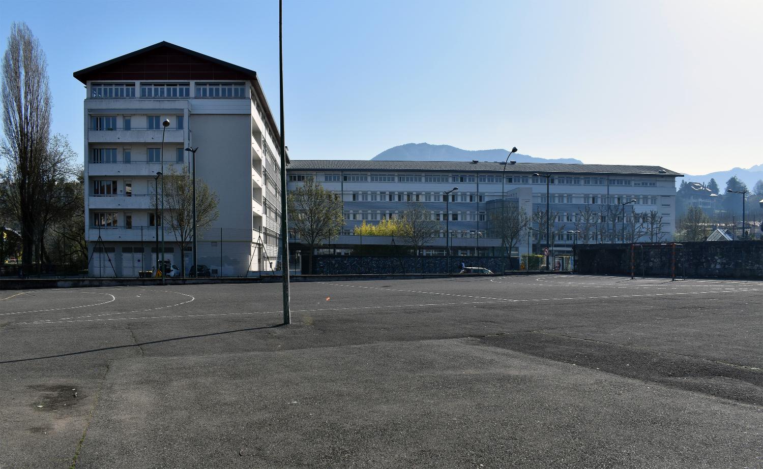 Couvent du Saint-Sépulcre, puis manufacture de coton Duport, puis caserne Balleydier, puis école primaire supérieure de jeunes filles, puis lycée moderne et technique de jeunes filles, actuellement Lycée Gabriel Fauré