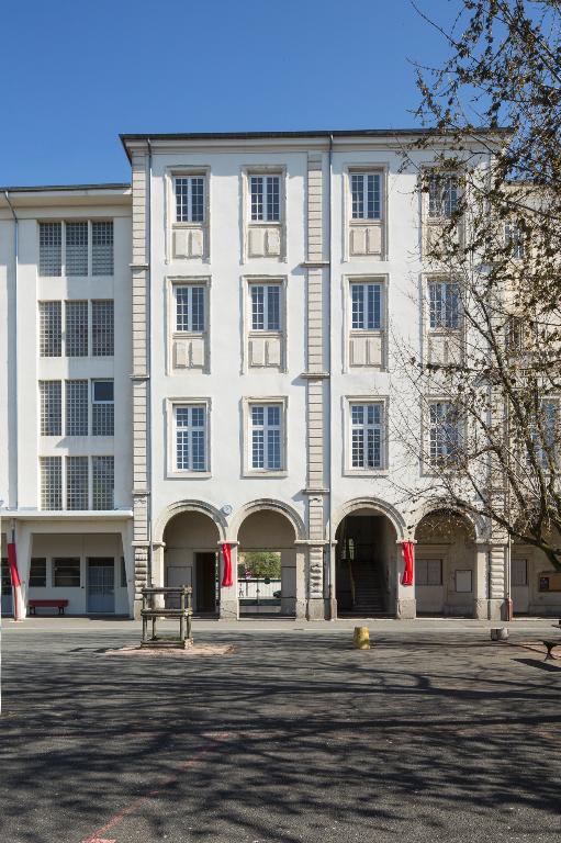 Manoir de Chènevoux, puis collège de jésuites, puis école centrale, puis lycée de garçons, actuellement lycée d'enseignement secondaire Jean-Puy