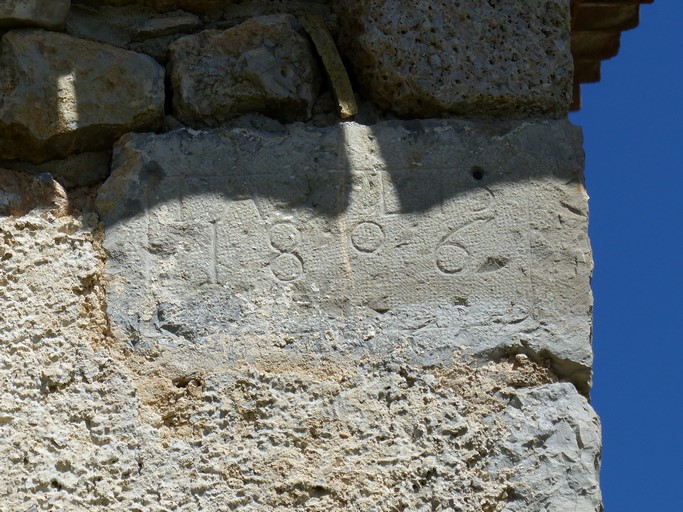 Chaîne d'angle avec pierre de taille portant une date gravée et une inscription (IA [?] LIS / 1806). Ferme  au Ravin du Riou.