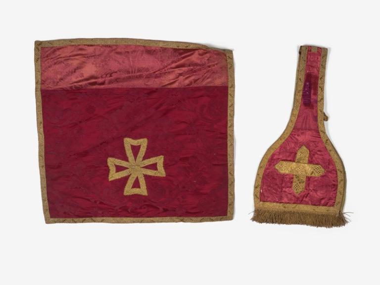 chasuble ; manipule ; voile de calice : ornement rouge