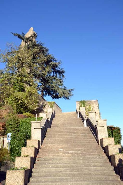 Ancien château du Mas Rillier, actuellement statue-chapelle monumentale de Notre-Dame du Sacré-cœur de Miribel