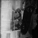 5e pilier sud de la nef en cours de restauration en 1977, armoiries à la naissance de la voûte du vaisseau central, détail