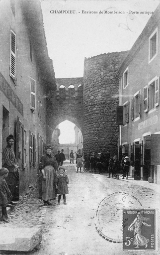 Porte de ville, dite porte de Bise, actuellement Centre d'interprétation de l'art roman en Forez